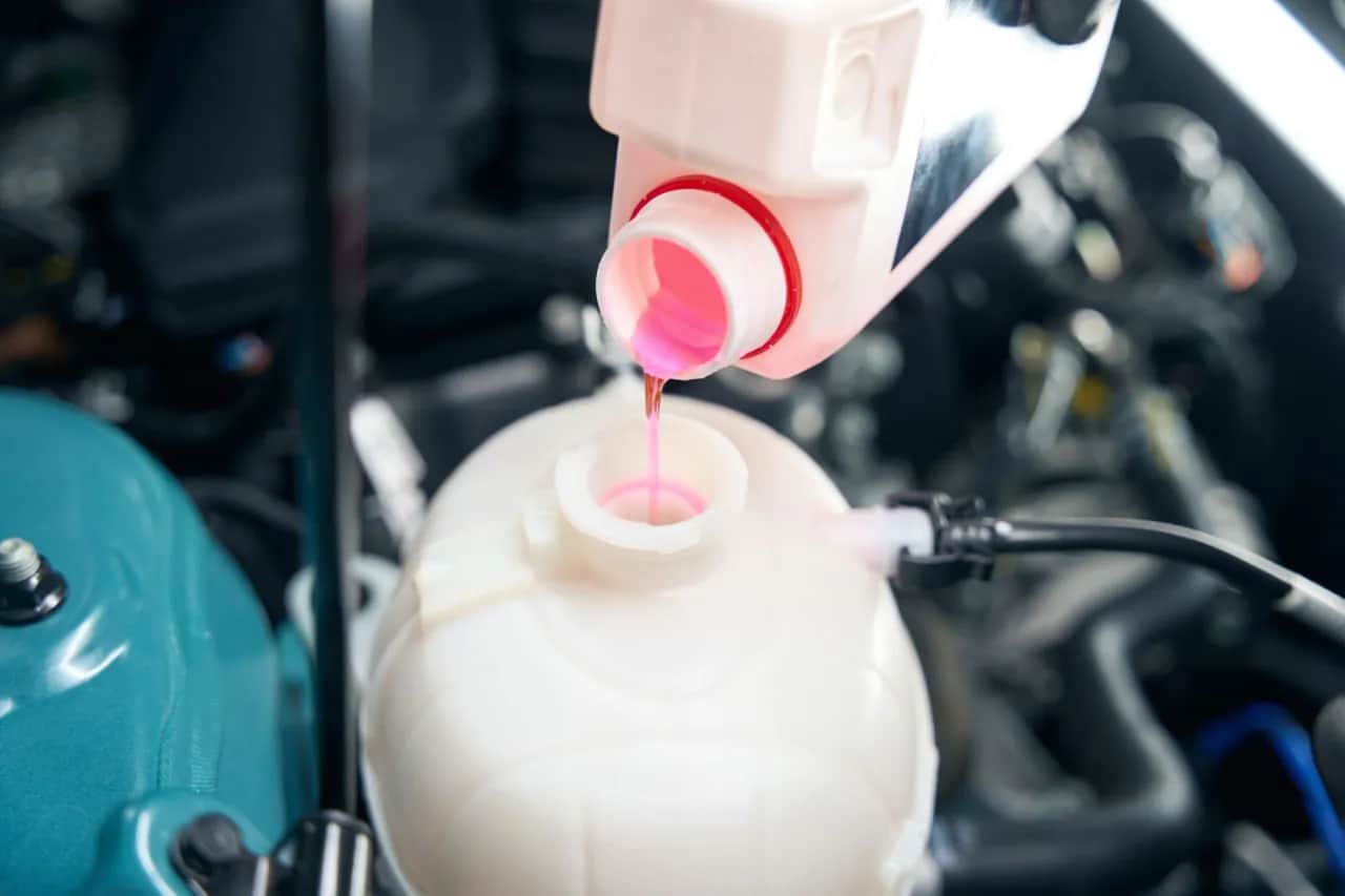 Płyn do chłodnic różowy czy niebieski – uniknij kosztownych błędów