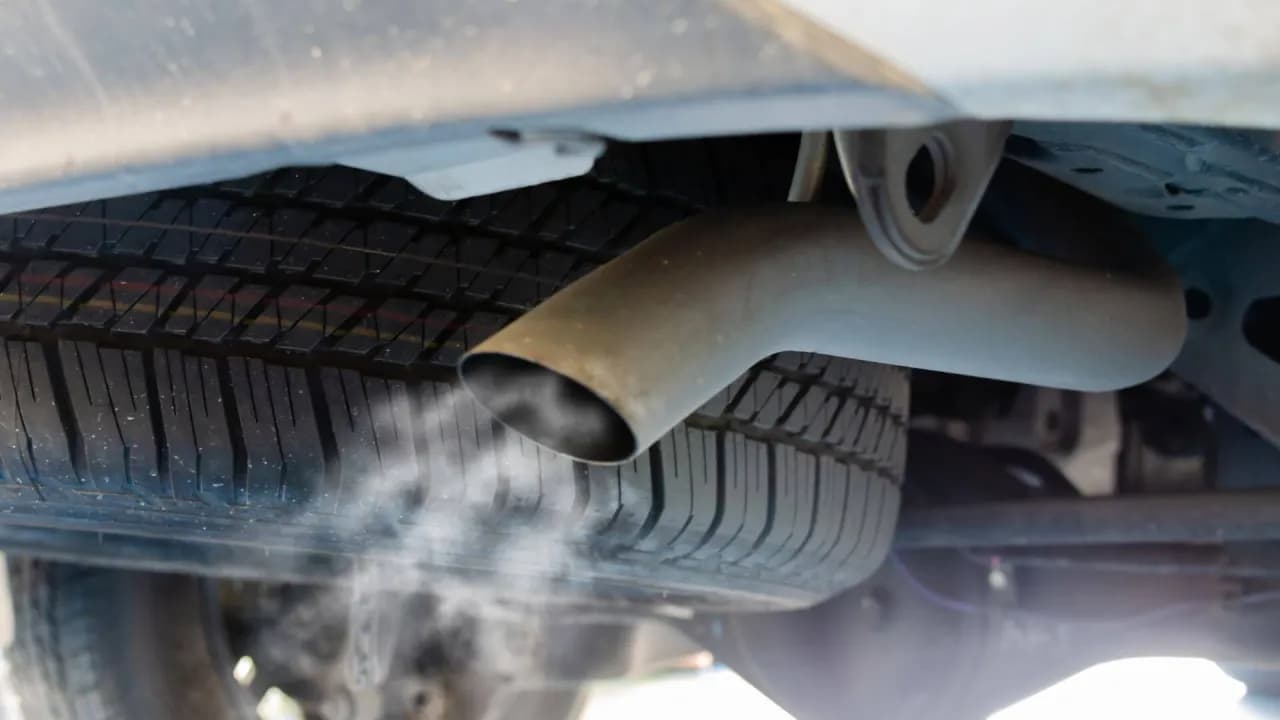 Dlaczego diesel kopci na biało? Poznaj przyczyny i rozwiązania