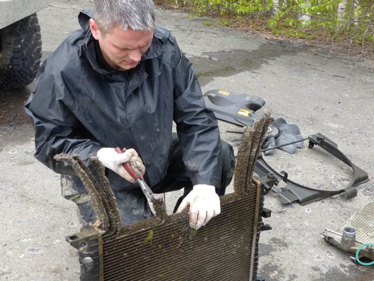 Czym skleić plastikowe elementy chłodnicy, aby uniknąć kosztownych napraw?