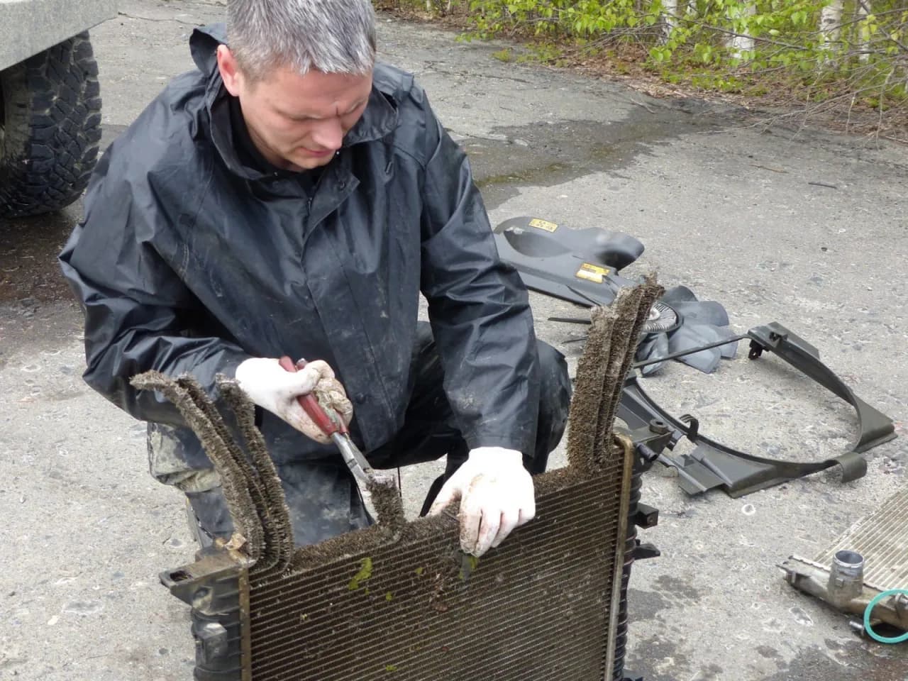 Czym skleić plastikowe elementy chłodnicy, aby uniknąć kosztownych napraw?