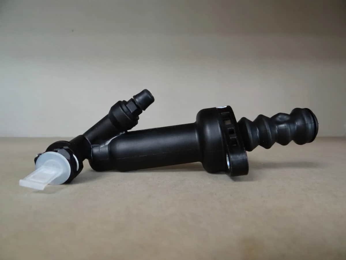 Uszkodzona pompa sprzęgła objawy: jak je rozpoznać i uniknąć kosztów