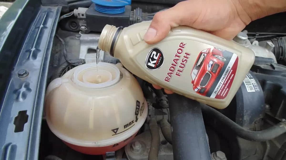 Czym płukać chłodnicę, aby uniknąć kosztownych napraw?